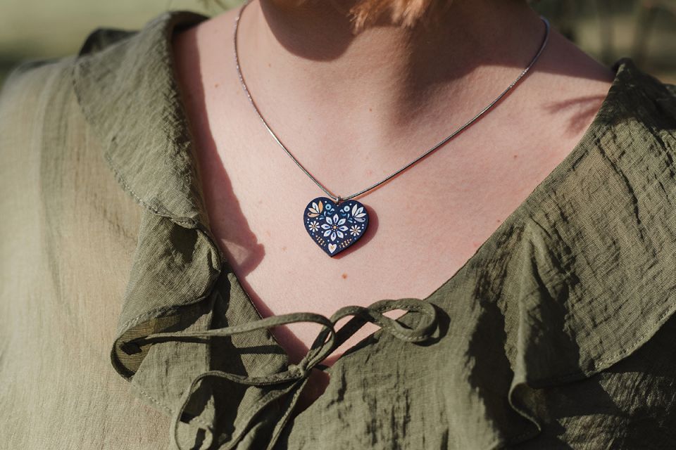 wooden_pendant_folk_heart_blue_1200x800_01